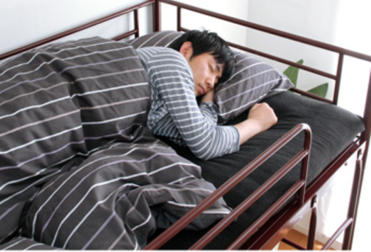 man-sleeping-in-doubledeck-bed