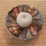 大阪の茶室で享受する菊の霊験作用